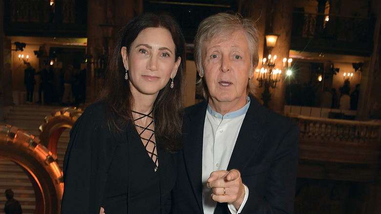 Paul McCartney et Nancy Shevell, tous deux souriants aux caméras