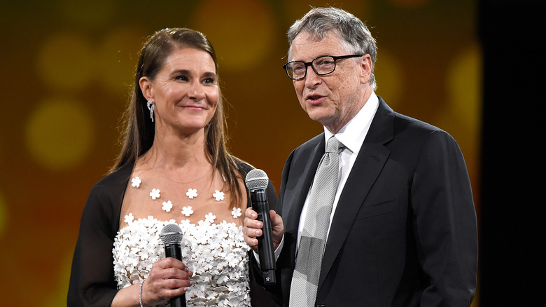 Melinda et Bill Gates tenant des micros. 