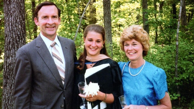 Une jeune Melinda Gates à la remise des diplômes avec ses parents