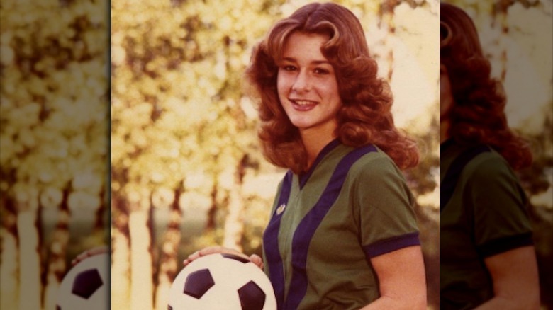 Melinda Gates posant avec un ballon de football