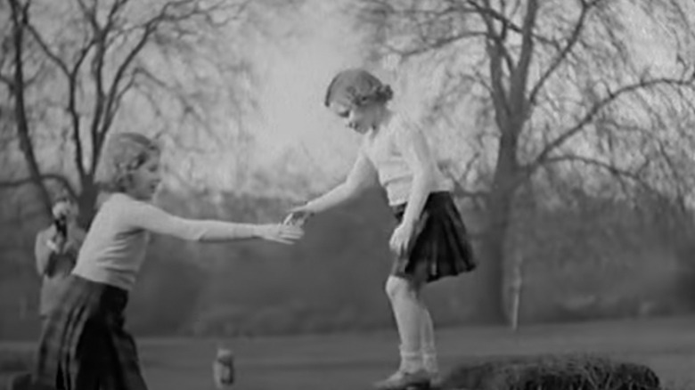 La princesse Elizabeth, la princesse Margaret, jouant