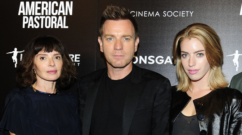 Eve Mavrakis, Ewan McGregor et Clara McGregor sur tapis rouge