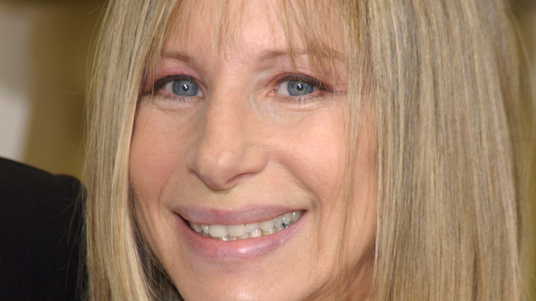 Barbra Streisand sur tapis rouge, souriant