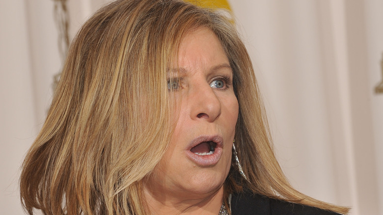 Barbra Streisand sur tapis rouge, bouche ouverte