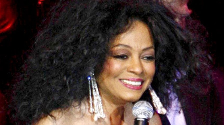 Diana Ross sur scène, souriante