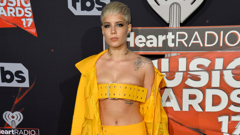 Halsey posant sur le tapis rouge