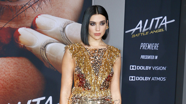 Dua Lipa posant sur le tapis rouge