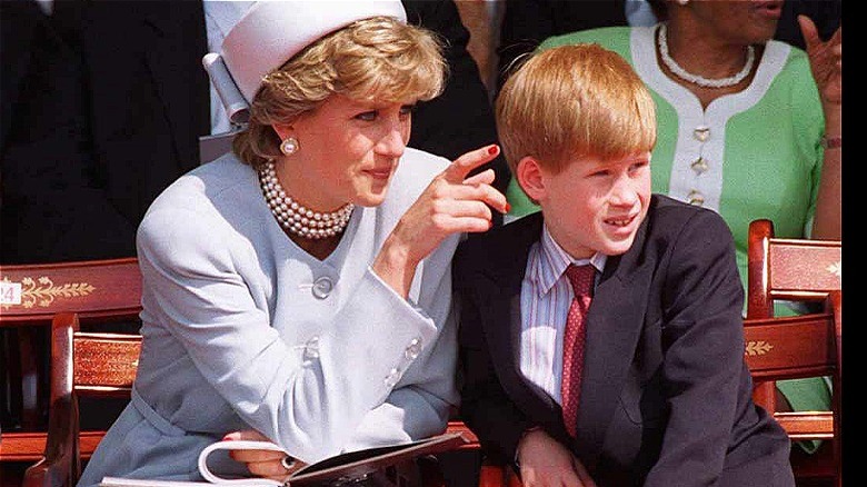 La princesse Diana et le prince Harry discutent