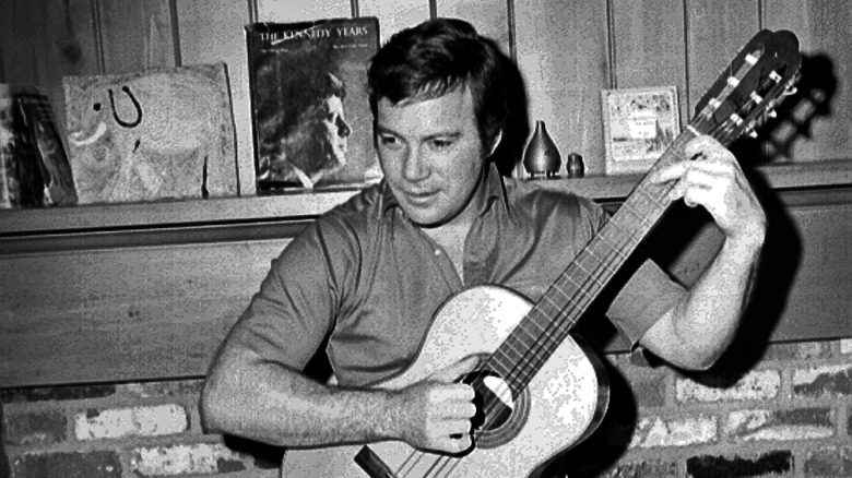 William Shatner jouant de la guitare