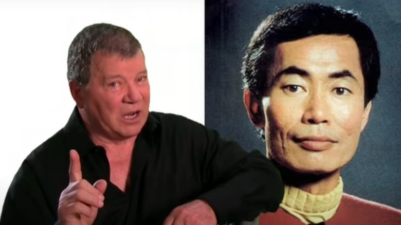 William Shatner assis devant l'affiche de George Takei