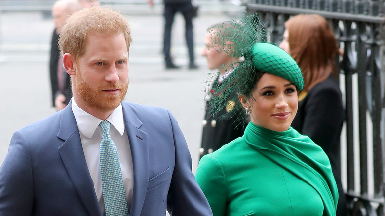 Le prince Harry et Meghan Markle se tiennent la main 