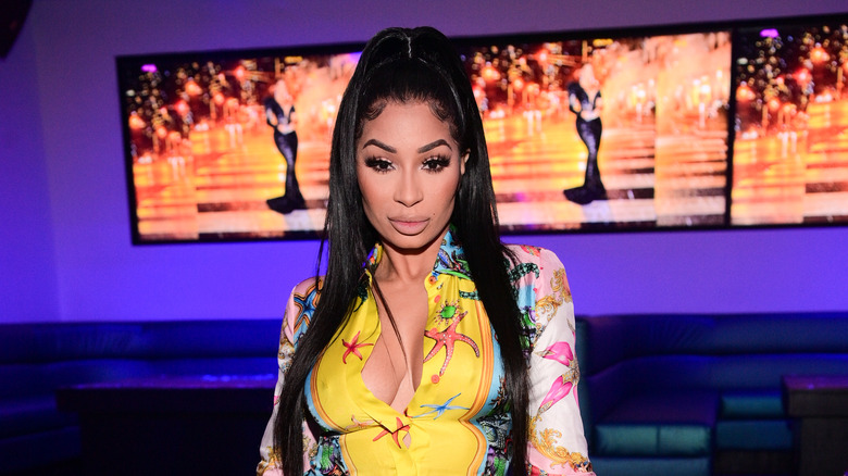 Karlie Redd, pas souriante, photo 2021, vêtue d'une robe jaune