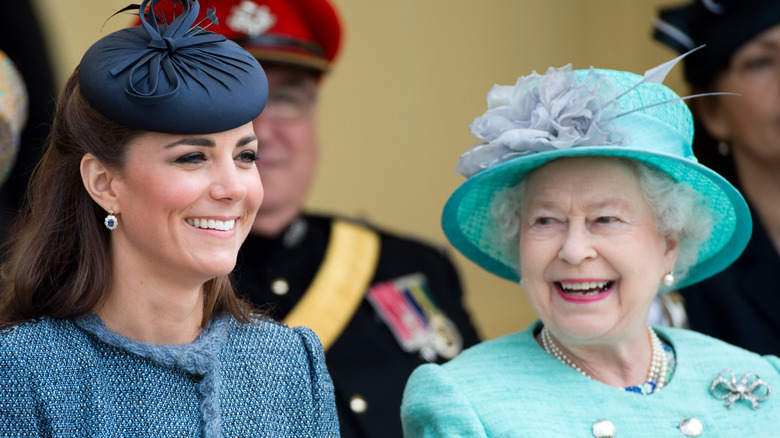 La reine Elizabeth et Kate Middleton lors d'un événement 