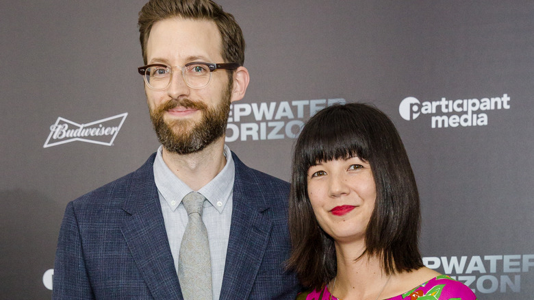 Rob Kerkovich et Anjali Prasertong posant ensemble