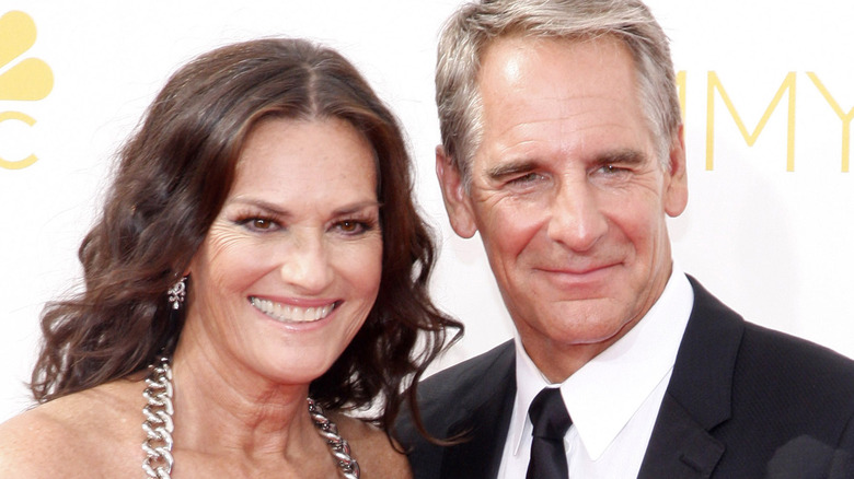 Chelsea Field et Scott Bakula souriant