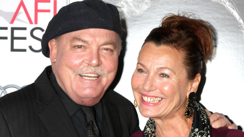 Stacy Keach et Malgosia Tomassi souriant