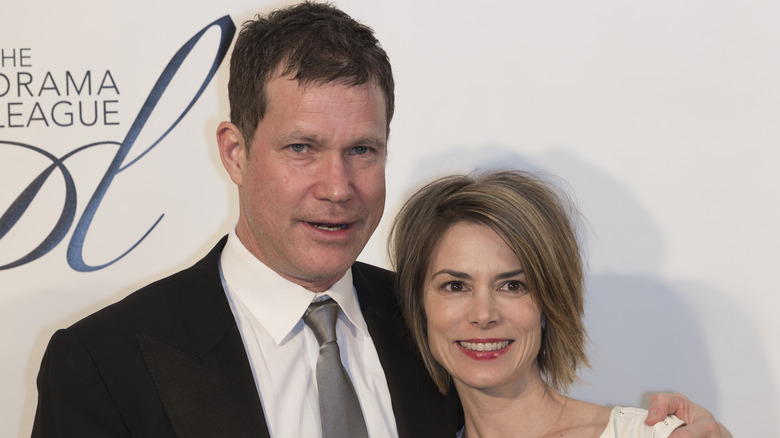 Dylan Walsh et Leslie Bourque posant bras dessus bras dessous