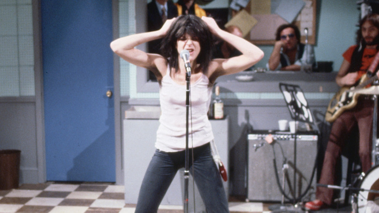 Gilda Radner fait une imitation comique de la chanteuse punk rock Patti Smith dans un sketch de "Saturday Night Live".