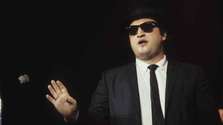 John Belushi aka Jake Blues des Blues Brothers en concert au Winterland Ballroom en 1978