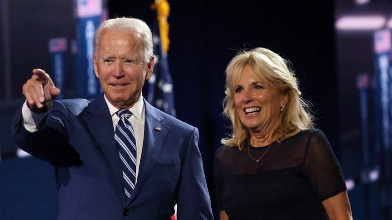 Joe Biden réagit sur scène aux côtés de sa femme Jill Biden