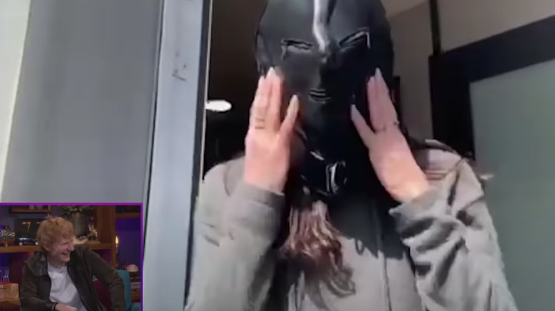 Courteney Cox portant un masque gimp