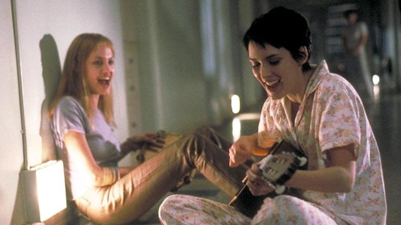 Angelina Jolie et Winona Ryder dans 