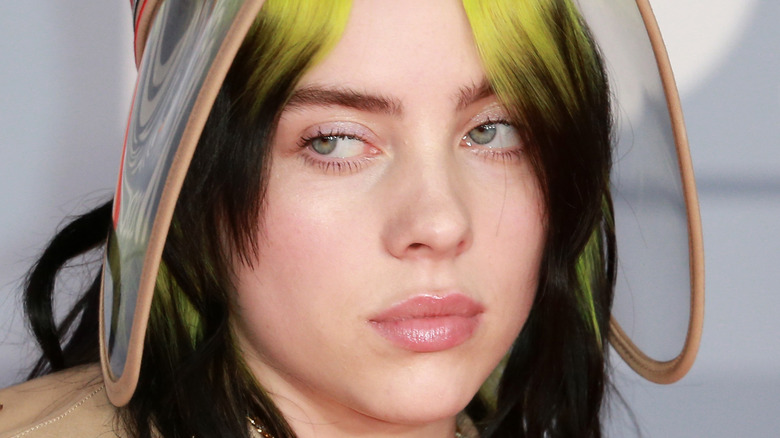 Billie Eilish est dans l’eau chaude.  Voici pourquoi