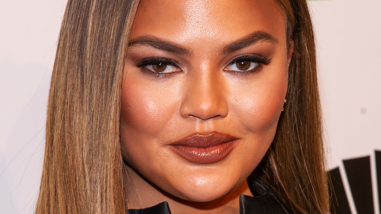 Comment Chrissy Teigen va-t-elle vraiment au milieu de son scandale d’intimidation?