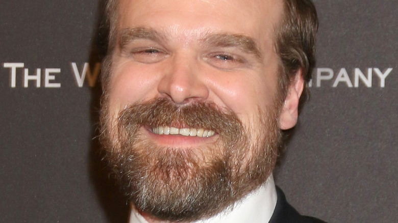 Comment les enfants de Lily Allen ont incité David Harbour à l’épouser à Las Vegas