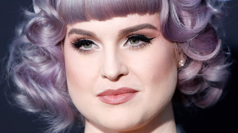 Kelly Osbourne explique comment sa dépendance lui a « volé » ses « expériences de vie »