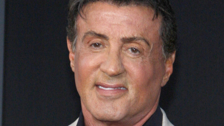 La fille de Sylvester Stallone étourdit à l’obtention du diplôme d’études secondaires