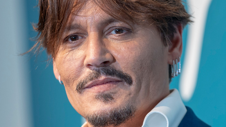 Les fans montrent leur soutien à Johnny Depp.  Voici pourquoi