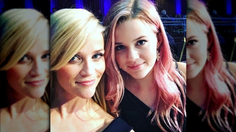 Ava Phillippe aux côtés de Reese Witherspoon aux cheveux roses