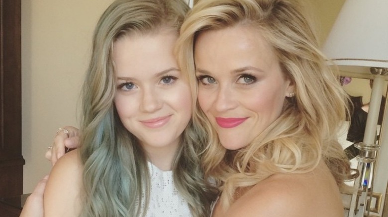 Reese Witherspoon étreignant Ava Phillippe