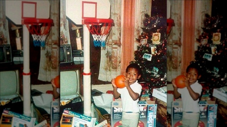 LeBron James enfant à Noël avec un ballon de basket.