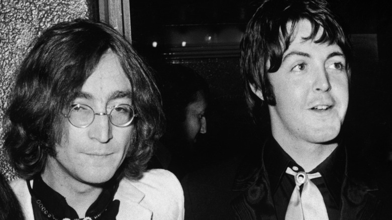 John Lennon et Paul McCartney, posant