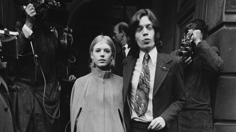 Mick Jagger et Marianne Faithful quittent le tribunal