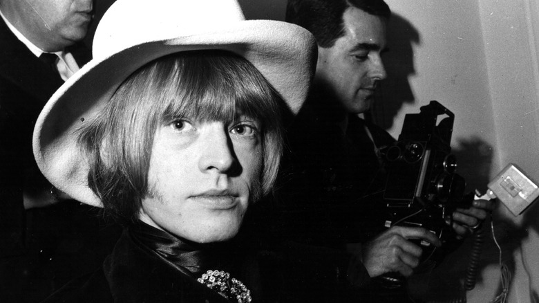 Brian Jones regarde la caméra