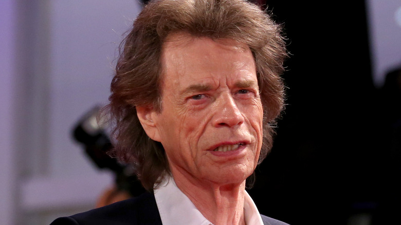 Mick Jagger regarde la caméra