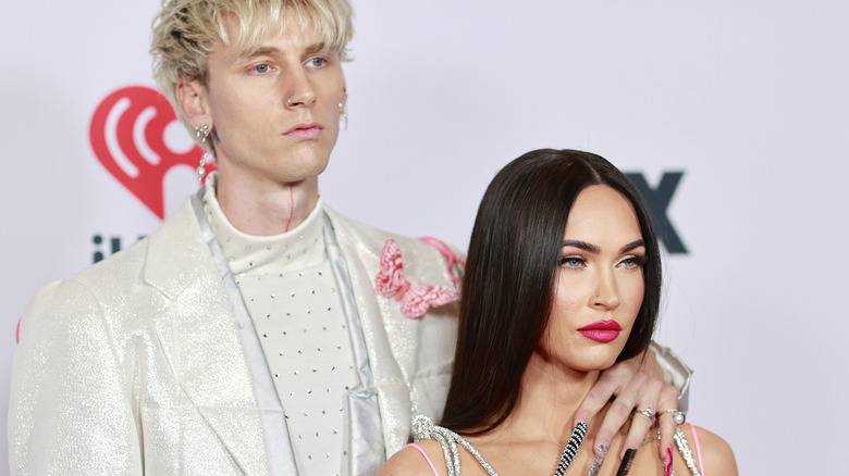 Megan Fox en combinaison rose avec Machine Gun Kelly