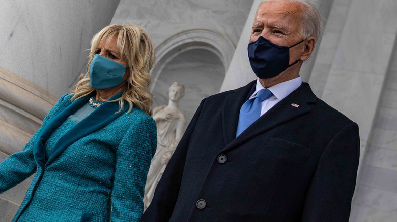 Joe Biden et Jill Biden marchant avec des masques faciaux