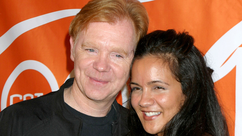 David Caruso et Liza Marquez posant joue contre joue