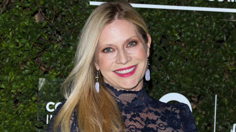 Emily Procter souriante