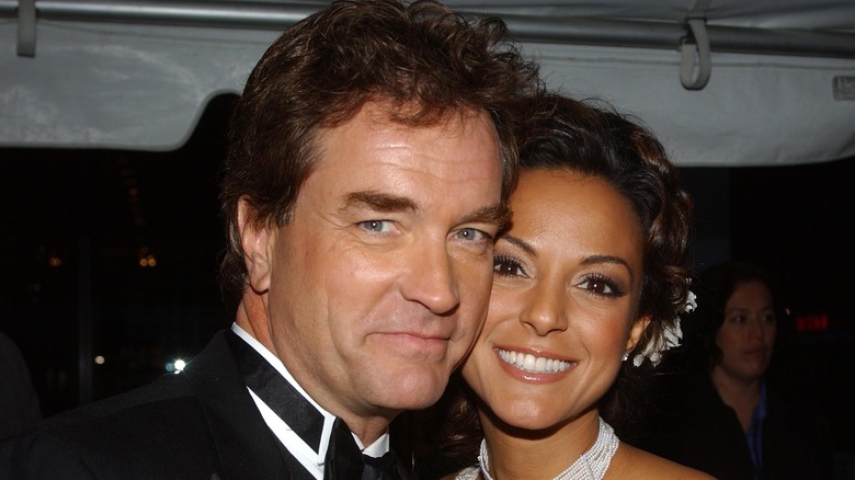 John Callahan et Eva Larue posant joue contre joue