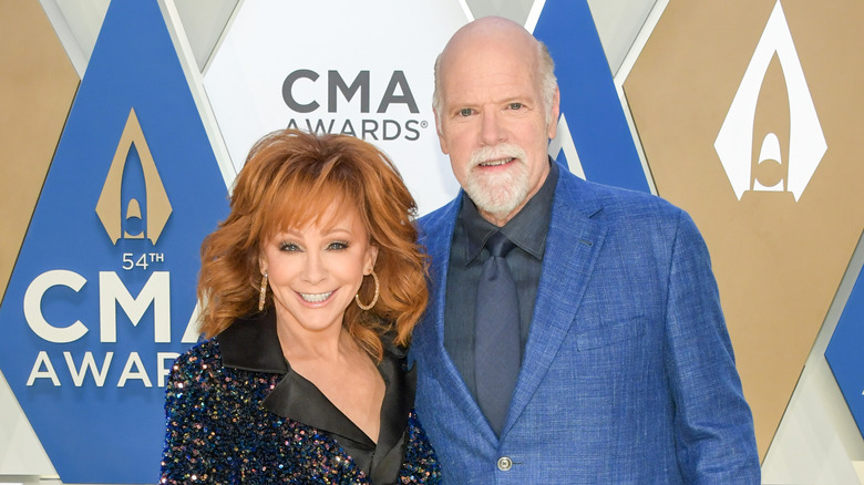 Reba McEntire et Rex Linn posant ensemble