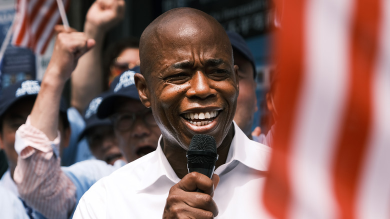 Eric Adams prononçant un discours près d'un drapeau américain