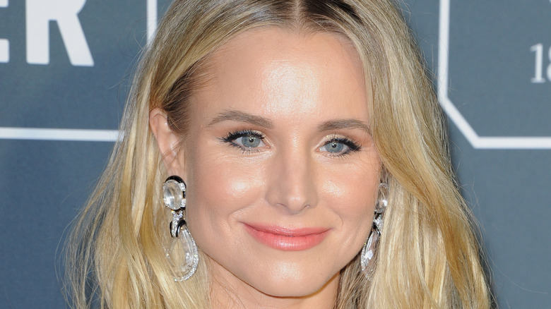 Kristen Bell sourit sur le tapis rouge