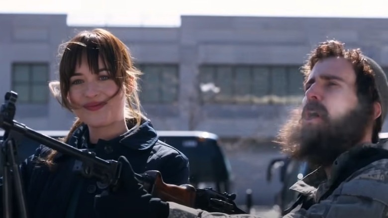 Dakota Johnson dans un sketch de SNL se moquant de Daesh