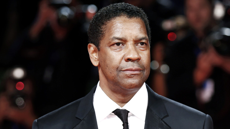 Denzel Washington regarde