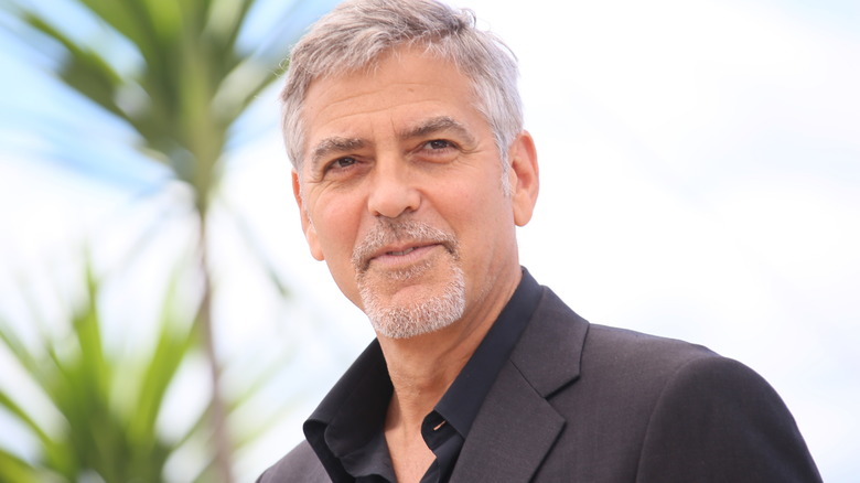 George Clooney regarde